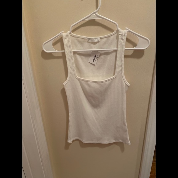 NWT layering tank! - Picture 1 of 1